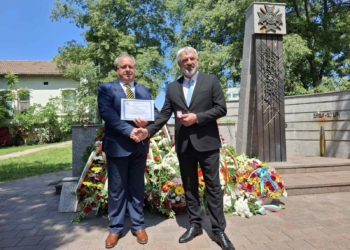 Дългогодишният директор на СУ „Христо Ботев“ Теодор Коцев получи знака на областния управител