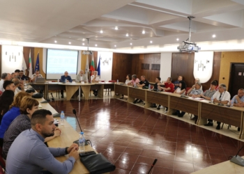 Докато гори край жп линията: Спешна среща при областния управител на Русе заради опасността от пожари