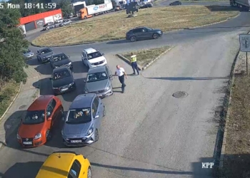 Огромно задръстване на бул.“България“, полицията регулира на кръговото на Дунав мост