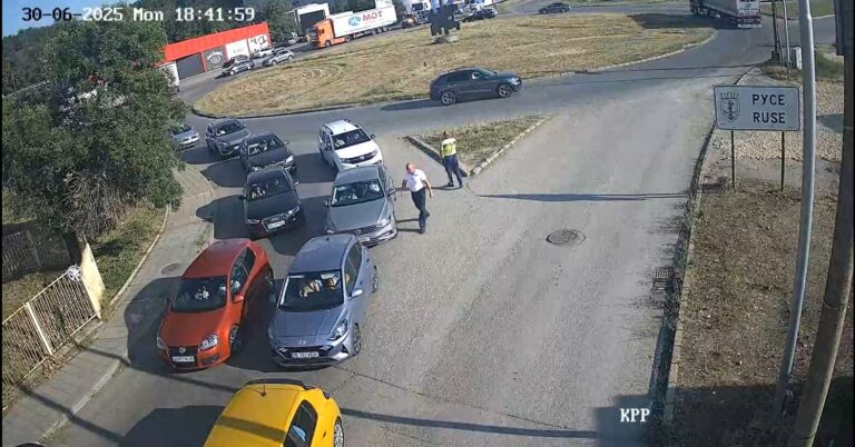 Огромно задръстване на бул."България", полицията регулира на кръговото на Дунав мост