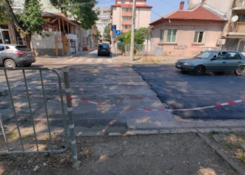 Интересни казуси се появиха при повдигнатите пешеходни пътеки в Русе /ВИДЕО/