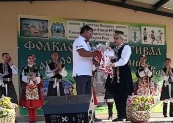 Николина Чакърдъкова зарадва с песните си фестивала „Сандрово пее и танцува“