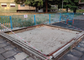 Временно затвориха пясъчниците по детските площадки в кв.“Здравец-Изток“ /ВИДЕО/