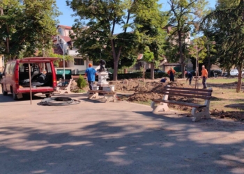 Изграждат поливна система в градинката на площад „Дунав“ в Русе /ВИДЕО/