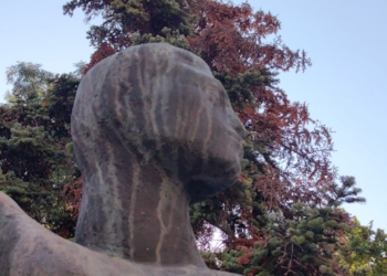 Бронзова скулптура на известен творец тъне в мизерия в Русе /ВИДЕО/