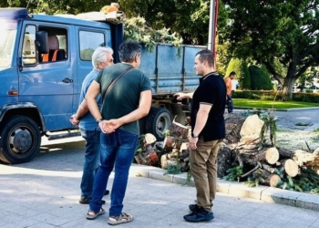 Кметът Пенчо Милков инспектира на място отстраняването на щетите от бурята /ВИДЕО/
