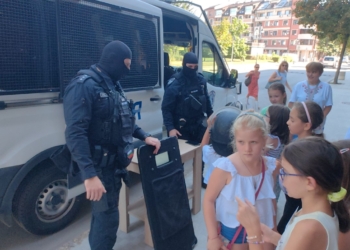 Полиция се събра пред библиотеката в Русе, оказаха се гости на децата /ВИДЕО/