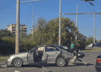 Огромни опашки по бул.“България“ в Русе заради катастрофа