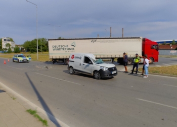 Лек автомобил се вряза в тир на бул.“Тутракан“ в Русе /ВИДЕО/