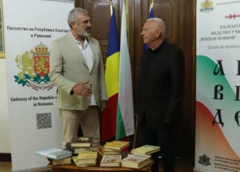 Русенци дариха книги на трите неделни училища в Румъния