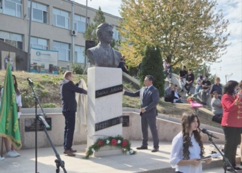 На 15 септември: В СУ „Васил Левски“-Ветово откриха паметник на Апостола /ВИДЕО/