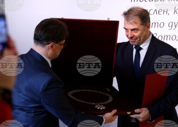 Директорът на Русенския музей проф.Николай Ненов с огърлие „Златен век“
