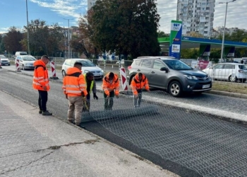 Метална армировка укрепва асфалта на бул.“Христо Ботев“, за да няма коловози