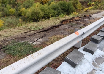 В Николово: Спират дъждовната вода към язовирната стена и дават указания на хората /ВИДЕО/