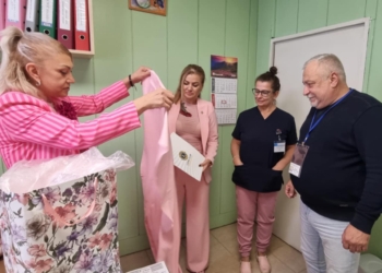 Розови шалове – символ на подкрепа и съпричастност, получиха пациентите в Онкоцентъра в Русе