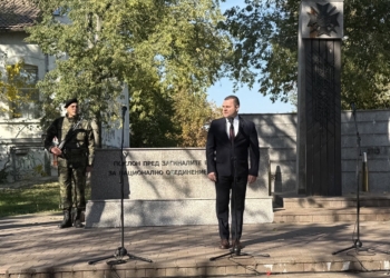 Русе почете паметта на героите с военен ритуал и панихида за Архангелова задушница