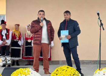 Сандрово празнува с много настроение и обичаната Цветелина