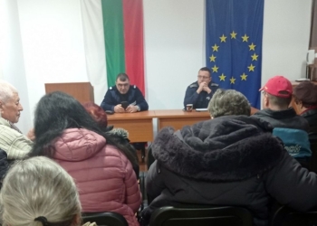 Полицаи от РУ-Две могили се срещнаха с жителите на Щръклево и дадоха съвети срещу измамите