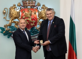 Румен Радев удостои с Почетния знак на държавния глава волейболната легенда от Русе Любо Ганев