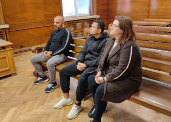 Трети от обвиняемите младежи за екшъна с шефа на полицията в Русе е с по-лека мярка