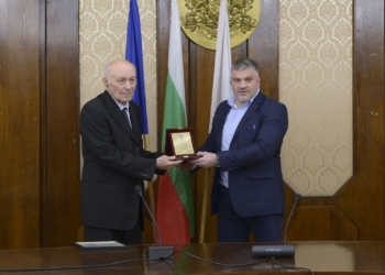 Легендарният вратар на „Дунав“ Любен Марков бе отличен от Община Русе за 80-годишнината си
