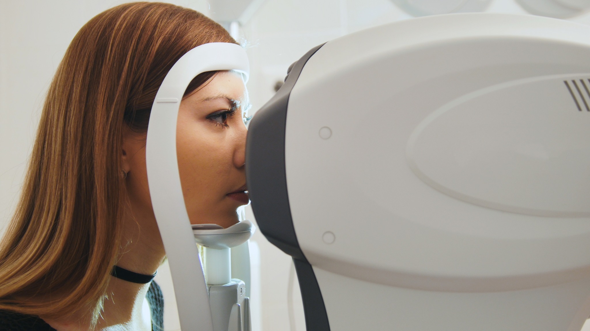 Русе Медиа - За да знаеш повече Ophthalmology clinic concept - young attractive female doing checking vision by modern electronic technology, close up