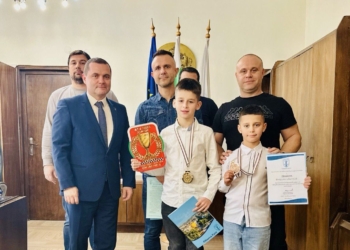 Кметът Пенчо Милков отличи младите състезатели по мотокрос Филип Кашов и Владиян Цветков