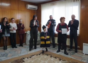 Малки коледари внесоха празнично настроение в Община Две могили