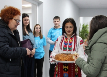 Ученици от ПГ по туризъм в Русе поставиха „Кутия на подкрепата“, вдъхновени от УНИЦЕФ