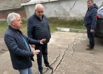Спукана тръба доведе до пропадане на главната улица в село Екзарх Йосиф