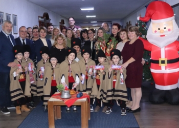 Малки коледари наричаха за здраве в Областна администрация-Русе