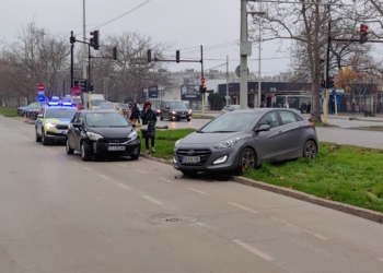 Кола изхвърча в тревната ивица след сблъсък на кръстовище в Русе /ВИДЕО/