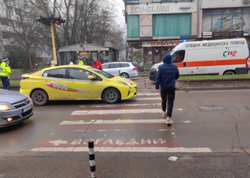 Такси блъсна пешеходка на пешеходната пътека на бул.“Скобелев“ в Русе /ВИДЕО/