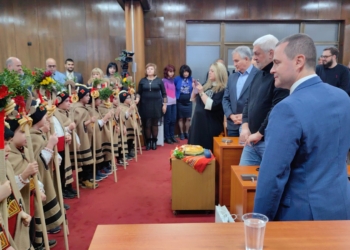 Малки коледари нарекоха за здраве и берекет на сесията на Общинския съвет в Русе /ВИДЕО/