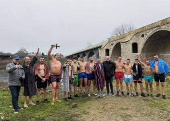 Русенецът Михаил Маринов за трета година извади кръста край Бяла