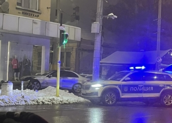 Автомобил се качи на тротоара на ул.“Борисова“ след катастрофа