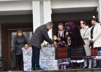 В Бяла на Бабинден измиха ритуално ръцете на лекар от беленското АГ-отделение