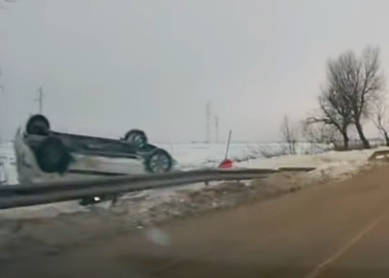 Автомобил поднесе на пътя Русе-Червена вода и се обърна по таван