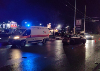 Две коли се блъснаха на бул.“Христо Ботев“ в Русе, едната се удари и в стълб /ВИДЕО/