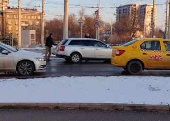 Повреда в лек автомобил затрудни движението на кръговото в Русе /ВИДЕО/