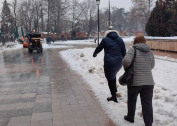 Заради леда: Няма да се пишат отсъствия на учениците в Русе, за 2 часа – над 10 потрошени /ВИДЕО/