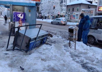 Автомобил отнесе павилион на спирка и кафе машина в Русе /ВИДЕО/