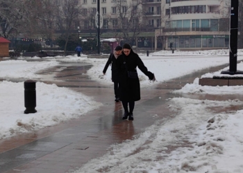 Заради леда: Няма да се пишат отсъствия на учениците в Русе, за 2 часа – над 10 потрошени /ВИДЕО/