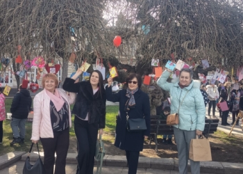 Дървото на влюбените в Русе „разцъфна“ с над 300 Валентинки