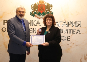 Началникът на РУО д-р Росица Георгиева бе удостоена със знака на областния управител на Русе