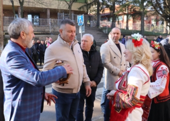 Областният управител на Русе Драгомир Драганов заряза лозите в община Иваново