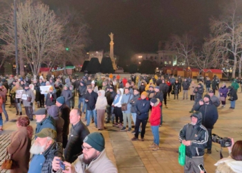 Протестът за тир паркинга събра около 200 души на площада в Русе /ВИДЕО/