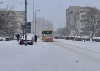 Проходимостта на улици и пътища в Русе и общината се поддържа при усложнени зимни условия