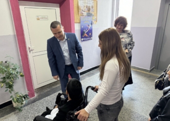 Нов външен асансьор осигурява достъпна среда в ОУ „Васил Априлов“ в Русе