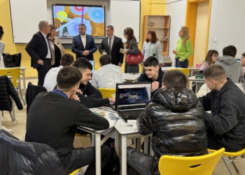 Ученици от ПГИУ „Елиас Канети“ представиха иновативни бизнес идеи пред министъра на образованието и кмета на Русе